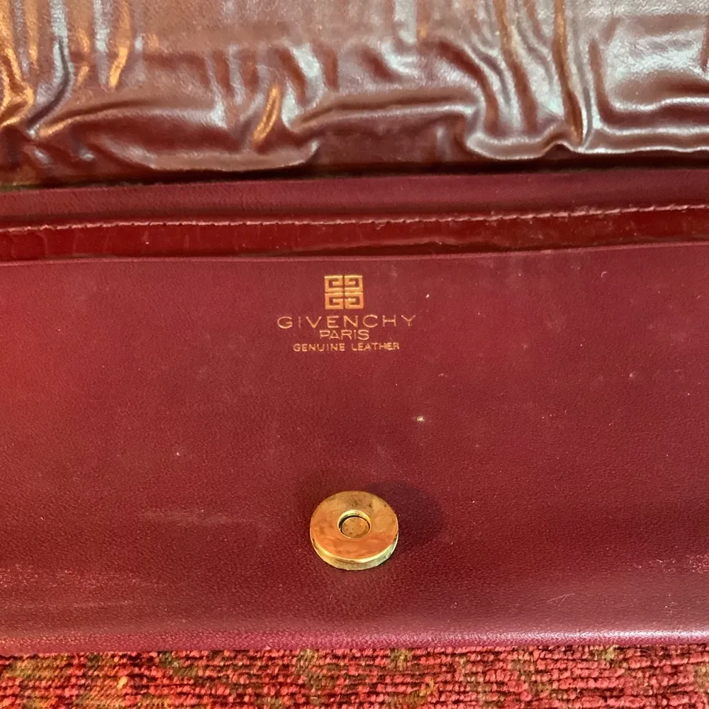 Vintage maroon leather Givenchy Paris wallet🎀🎀🎀 - Image 5