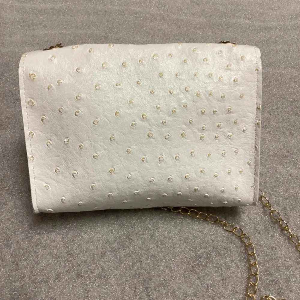 White Ostrich Mini Faux Leather Purse with Gold Clasp & Gold Chain * NEW - Image 3
