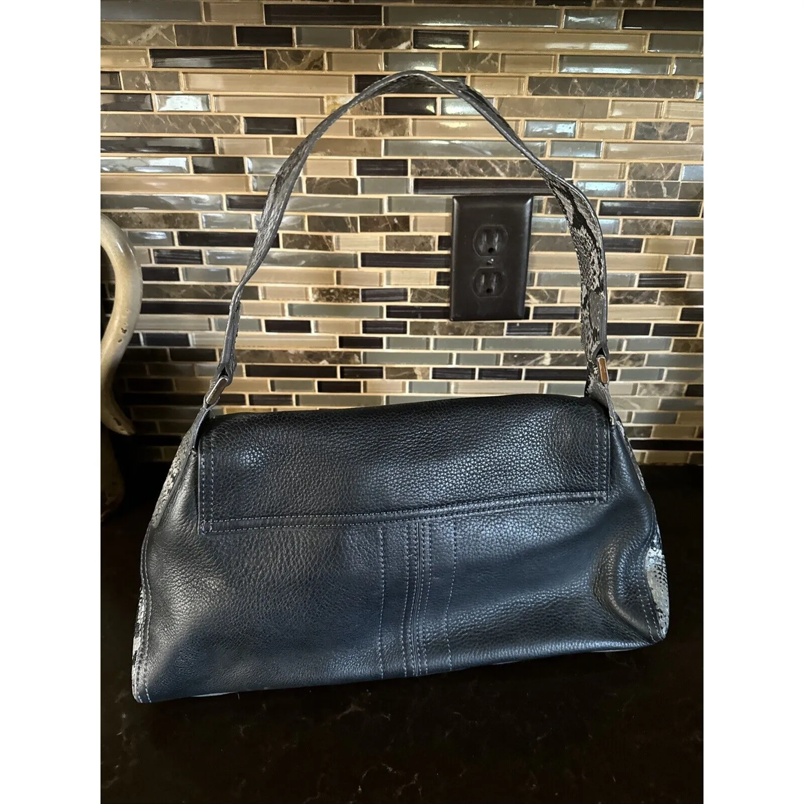 Vtg Kenneth Cole NY Handbag Black Pebbled Leather Shoulder Bag Gray Snake Print‎ - Image 4