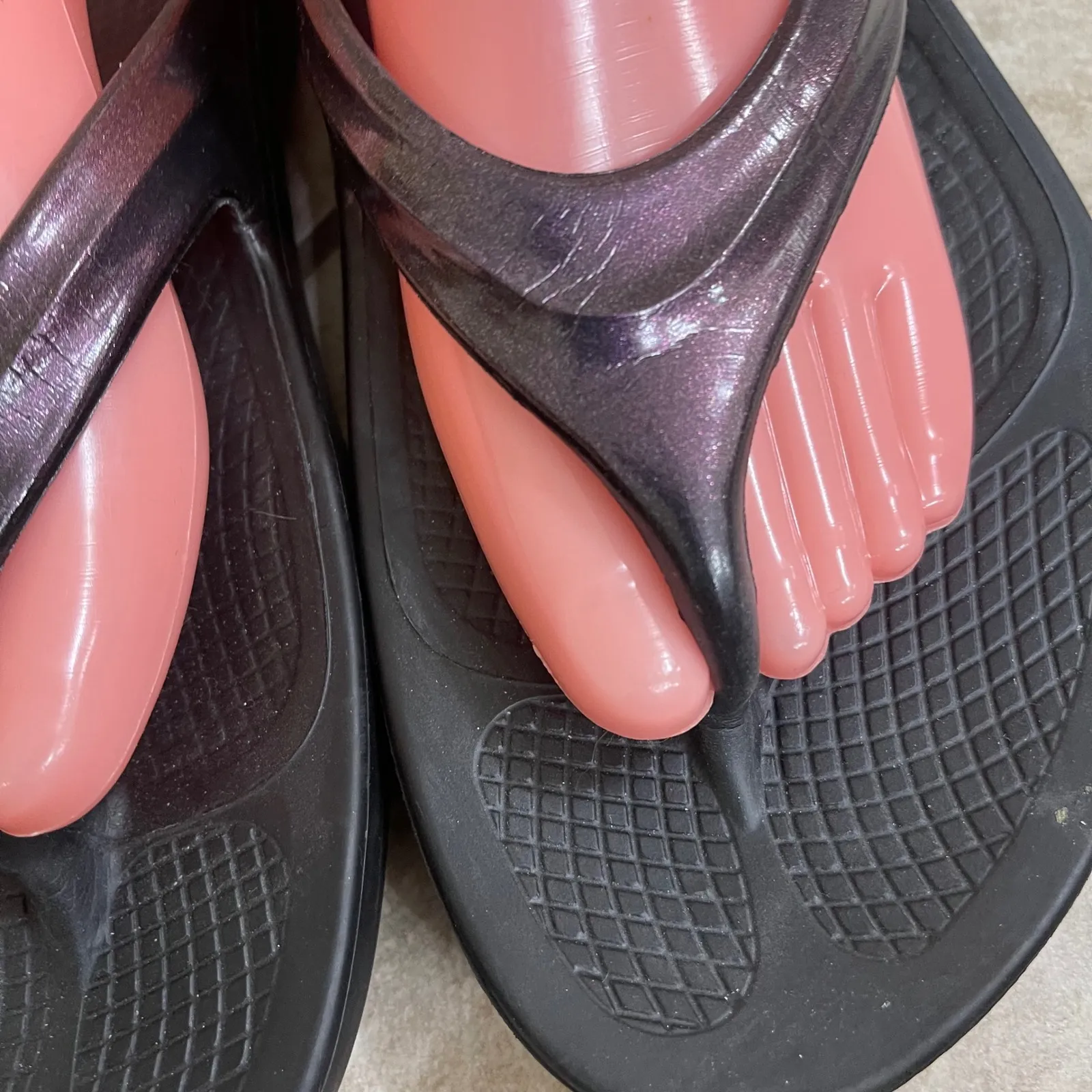 OOFOS Ooahh Luxe Iridescent purple lady 11 Sandal Recovery Comfort Flip Flops‎ Black - Image 3