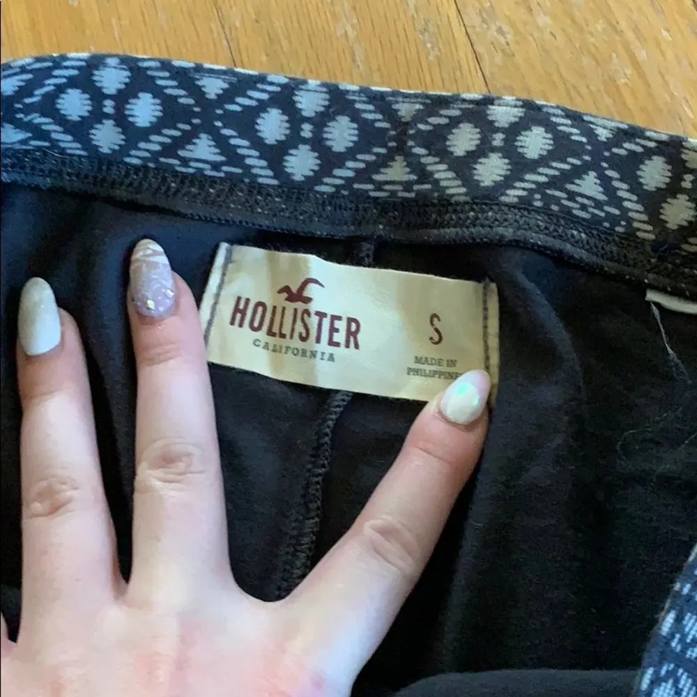 Hollister tribal leggings size small - Image 3