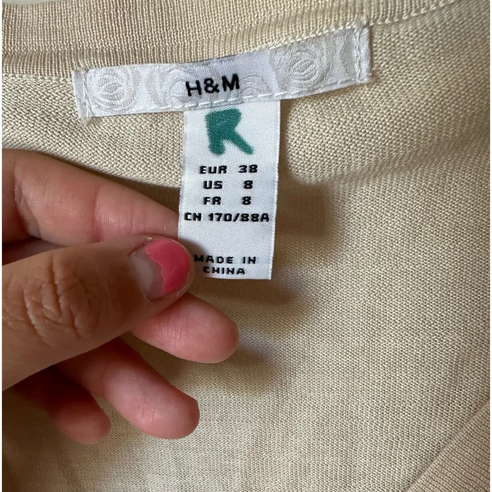 H&M creme vneck sweater - Image 3
