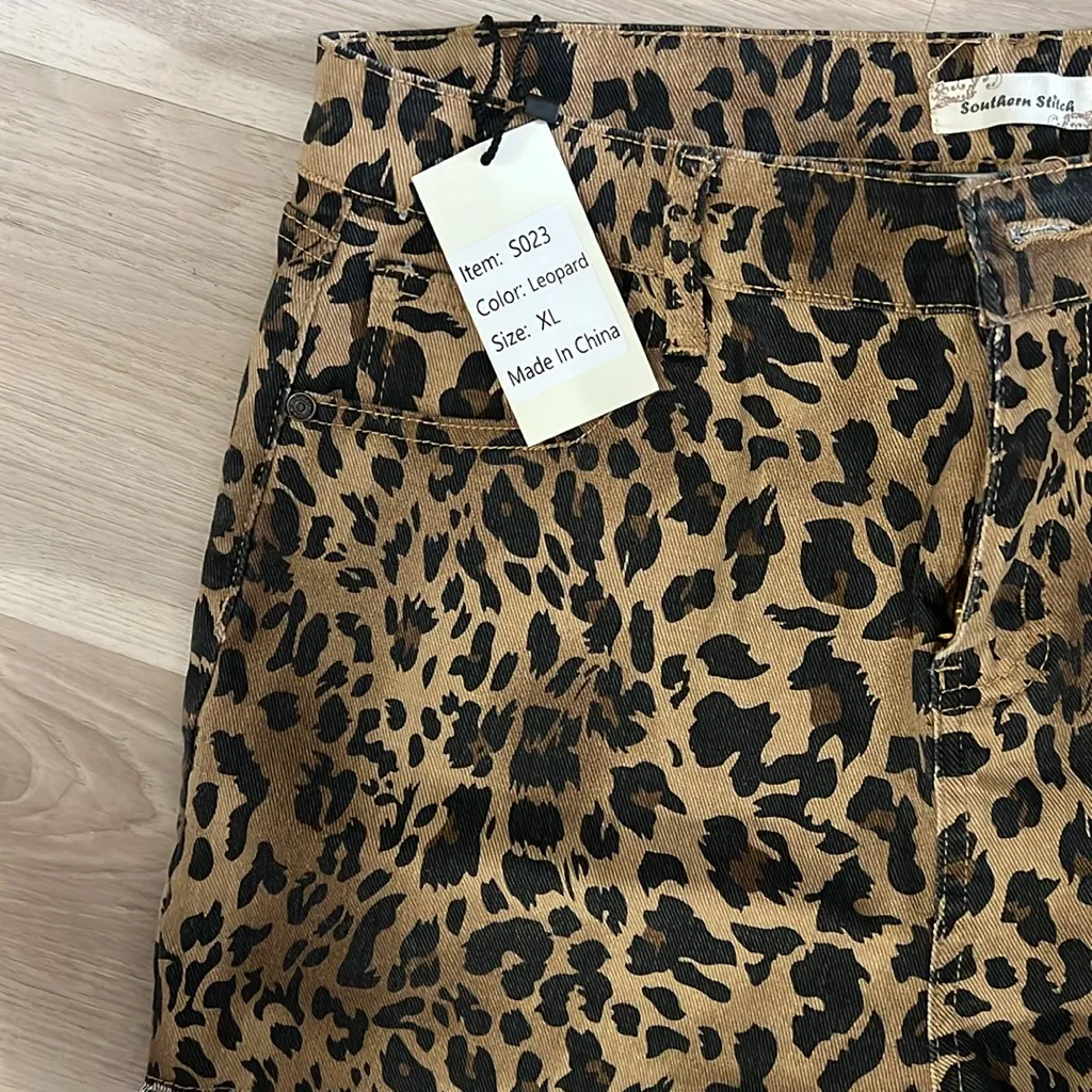 Southern Stitch Leopard Print Women Jean Shorts Size XL 16 - Image 2