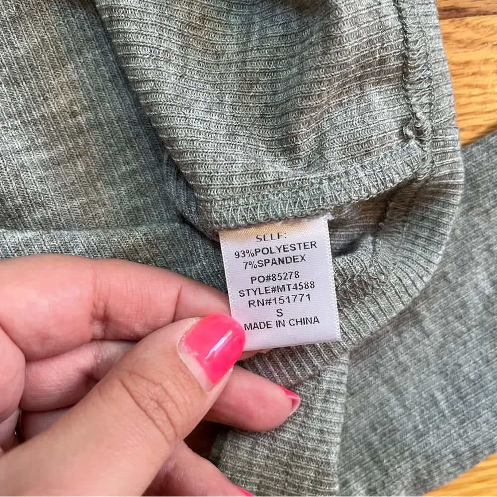 Le Lis gray ribbed collared crop henley size small - Image 4