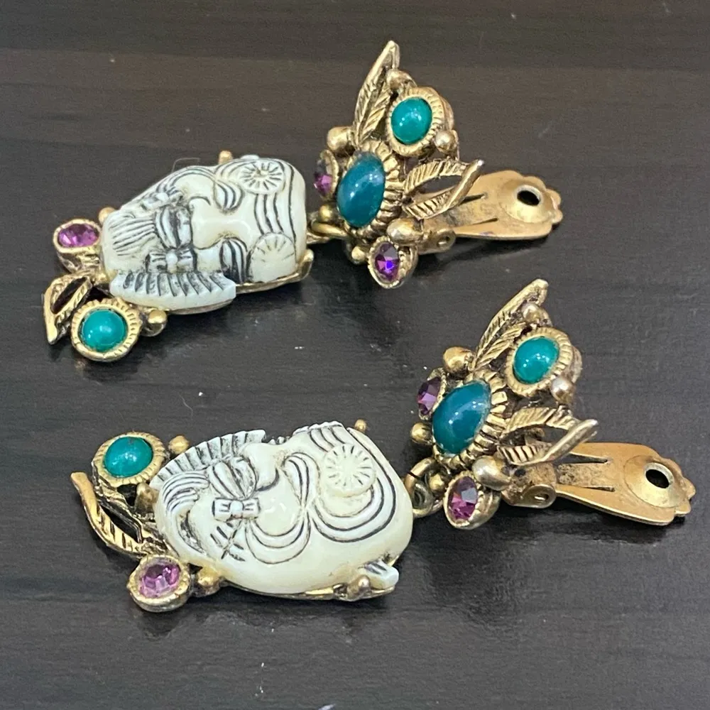 Vintage 60’s SELRO Signed Noh Okina White Devil Mask Whimsical Dangle Earrings - Image 4