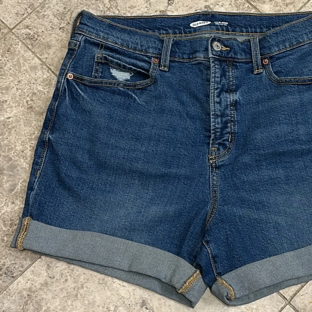 Old Navy Sky High Button Fly Cuffed Jean Short Size 14 NEW 5” Inseam - Image 3