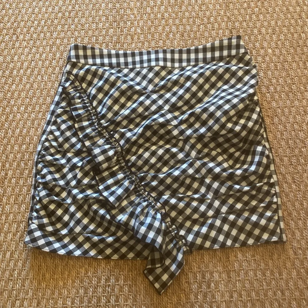 SZ 2 NWOT  10 Crosby Black & White Gingham Print Ruched Mini Skirt - Image 5