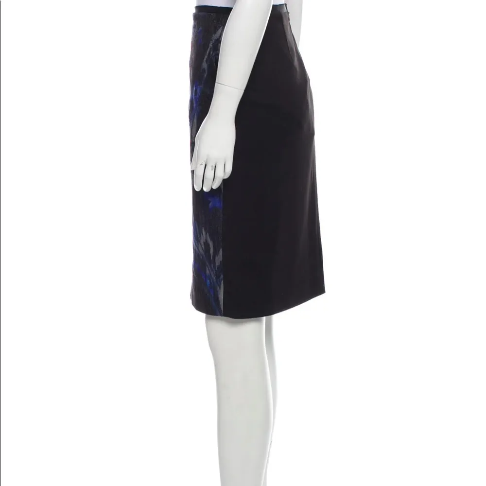 T Tahari Sloanne Black knee-length w/ abstract pattern Pencil Skirt Size 4 New - Image 4