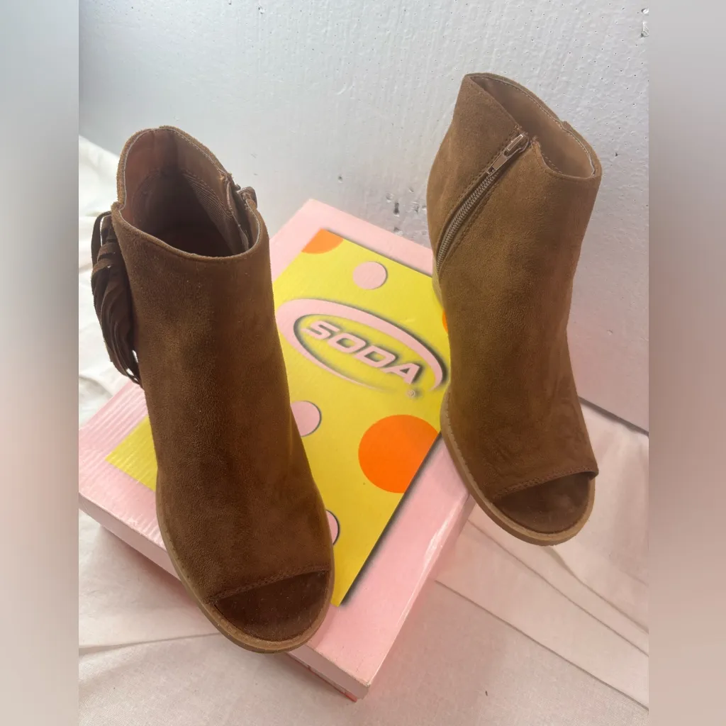 Soda 9 RATON-S Tan Suede Fringe Peep Toe Wood Stack Heel Zip Ankle Booties - Image 6