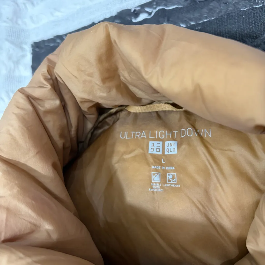 Uniqlo Women's Light Brown Puffer Vest Down Filled Sz L Casual Outdoor Travel - Image 8