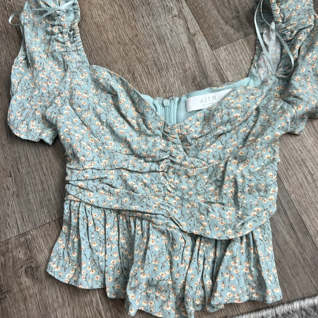 ASTR the Label Blue Ditsy Floral Crop Peplum Ruched Sleeve Top size S - Image 11