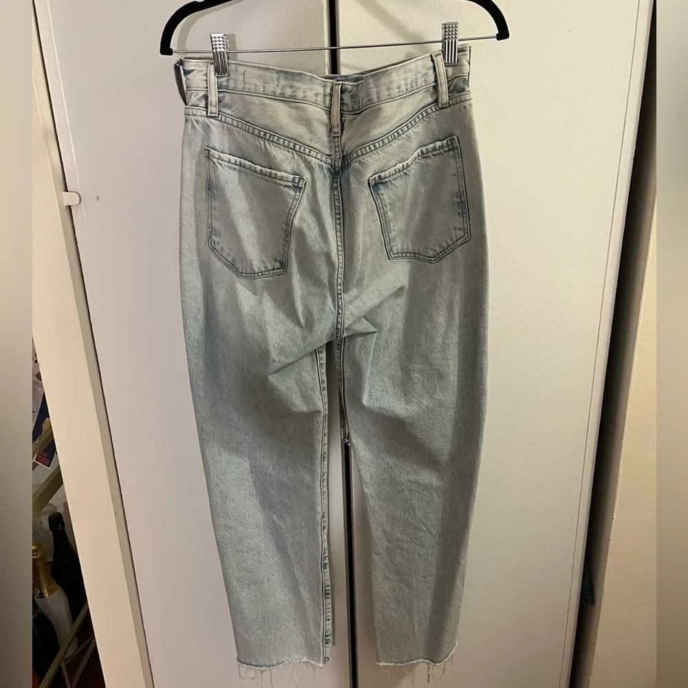 Frame Le Jane cropped jeans in a light wash. - Image 7