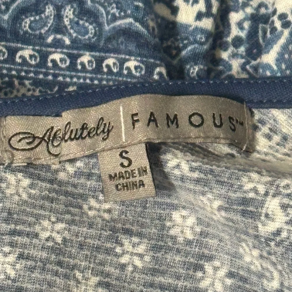 Absolutely Famous Boutique Blue/White Paisley Print Sleeveless Top NWT - Image 6