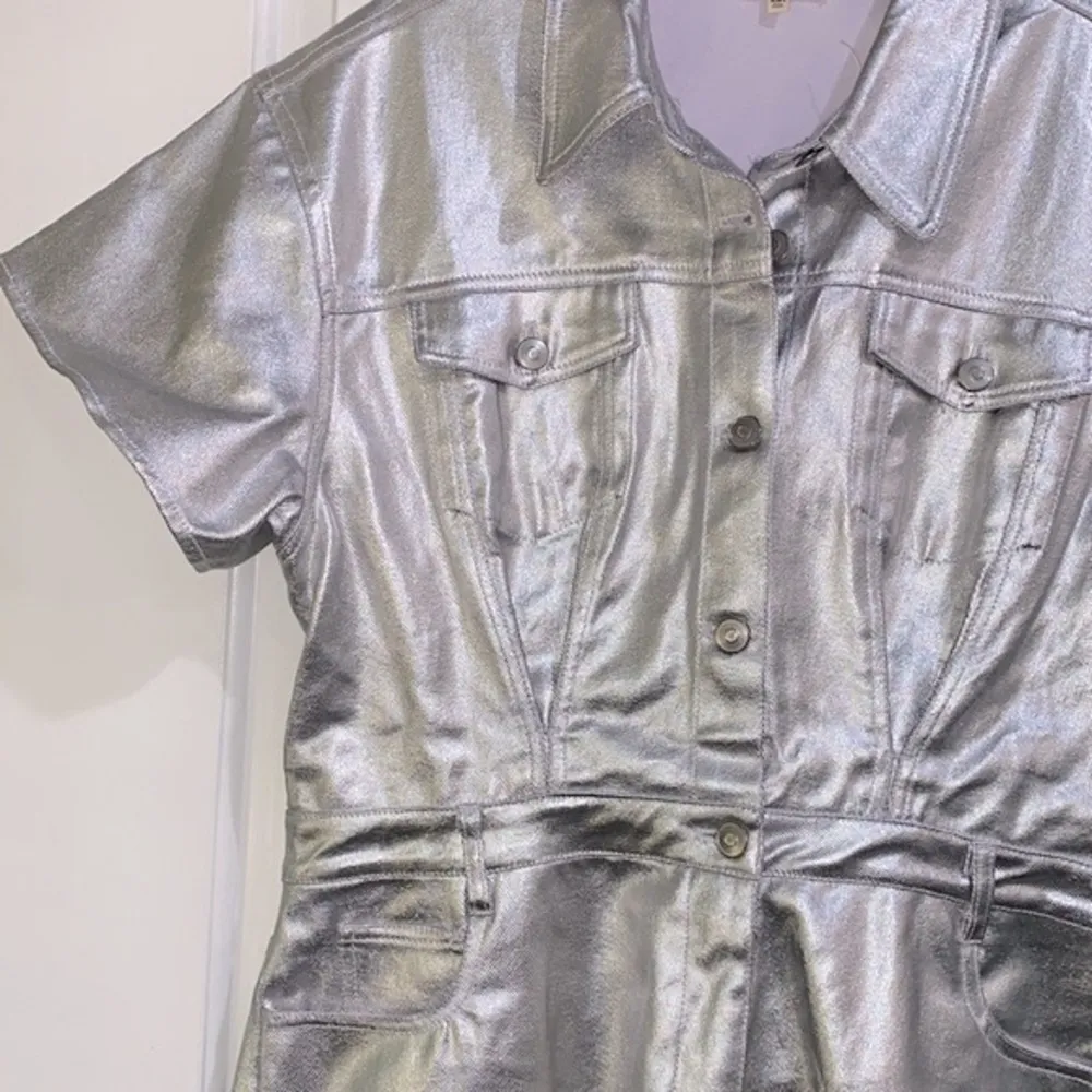Peach Love silver metallic shorts jumpsuit size large - Image 9