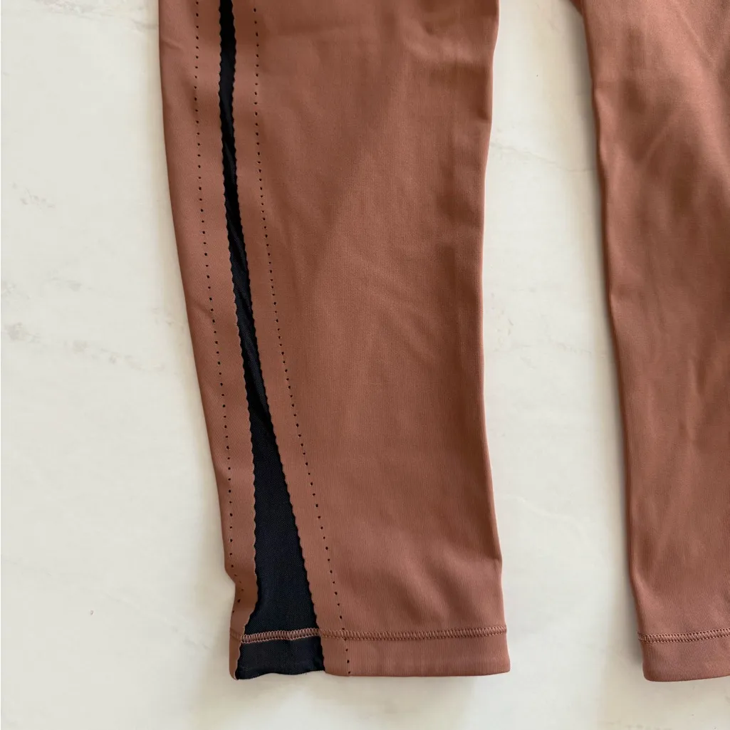 NWOT Lululemon Smooth Stride Crop - Image 2