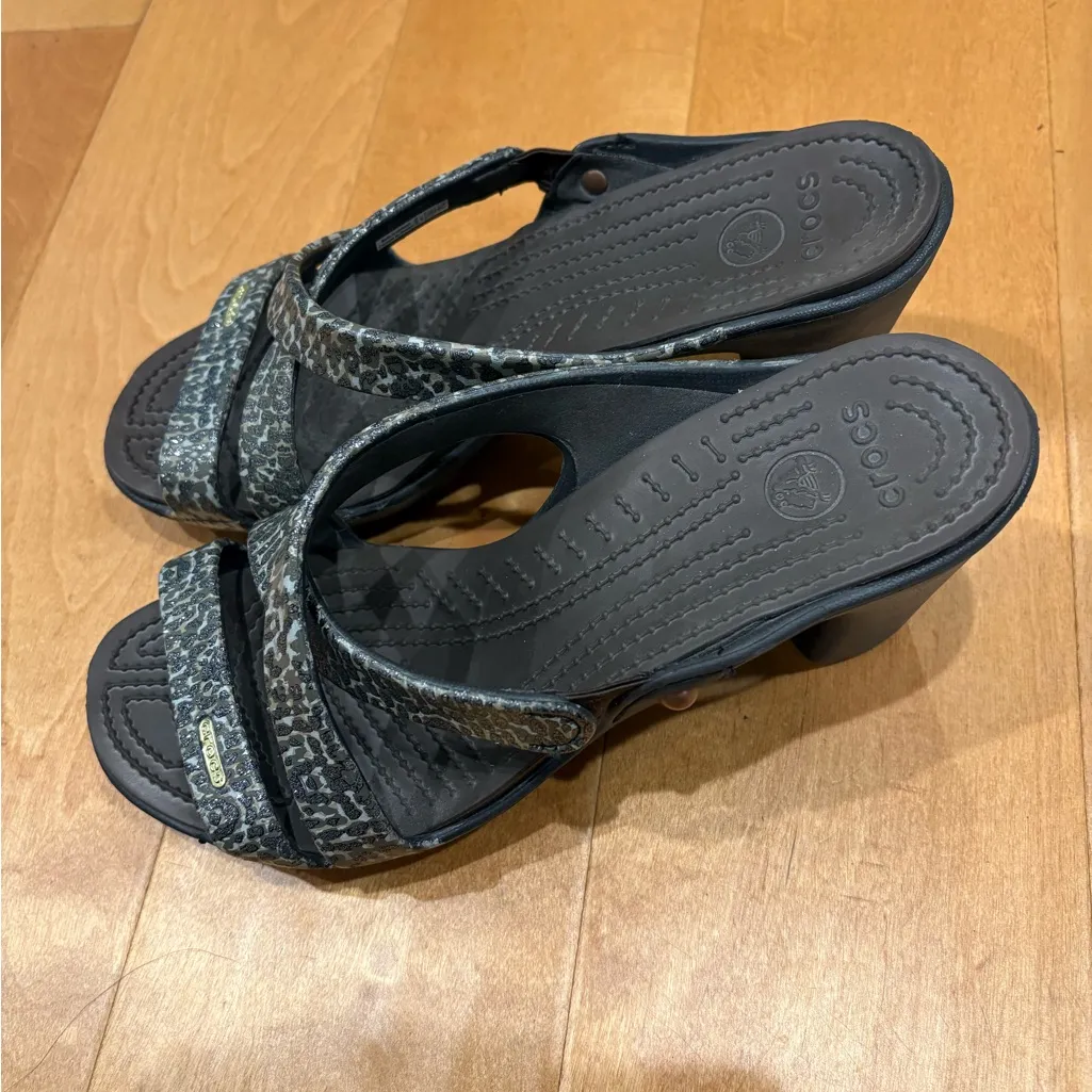 Crocs Cyprus IV Sparkle Leopard Heels Sandals sz 11 gray black brown - Image 3