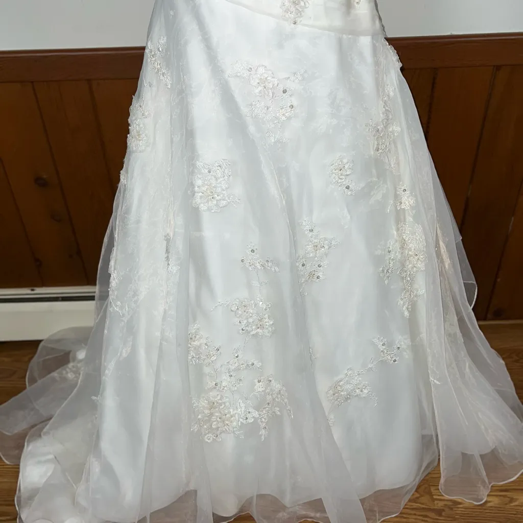 Stunning David’s Bridal 3D Floral Organza Wedding Gown! - Image 4