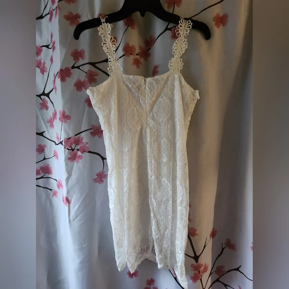 New Without Tags Women's Fashion White Lace Flower Strap Dress Size Small - Image 2