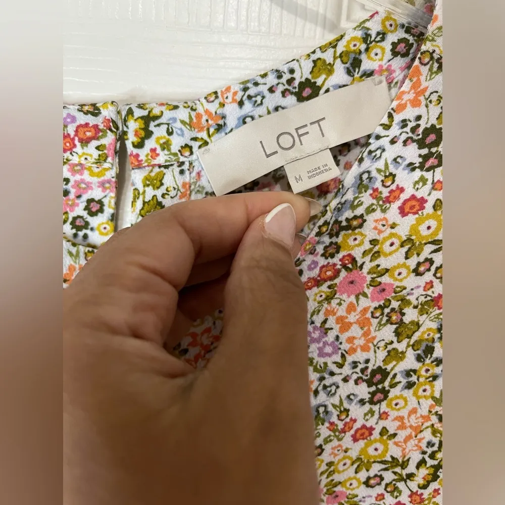 Loft Ditsy Floral White Yellow Short Sleeve Flutter sleeve Blouse size Medium - Image 3