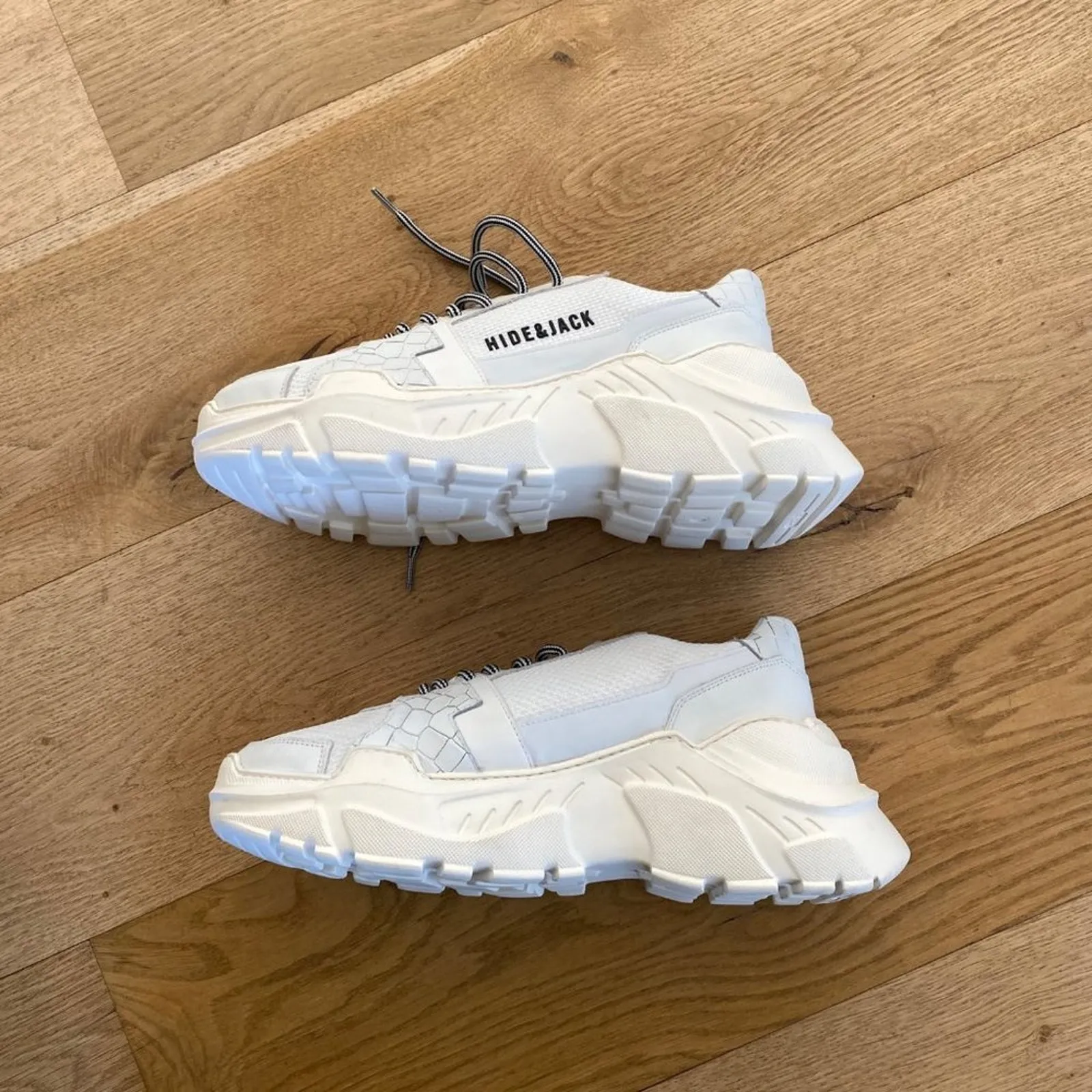 Hide & Jack Unisex Plain Logo Streetstyle Sneakers in White Size 10 - Image 5