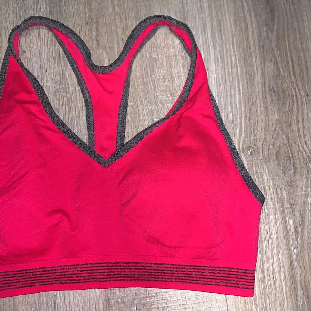 Cascade Sport performance pink padded sports bra - Image 2