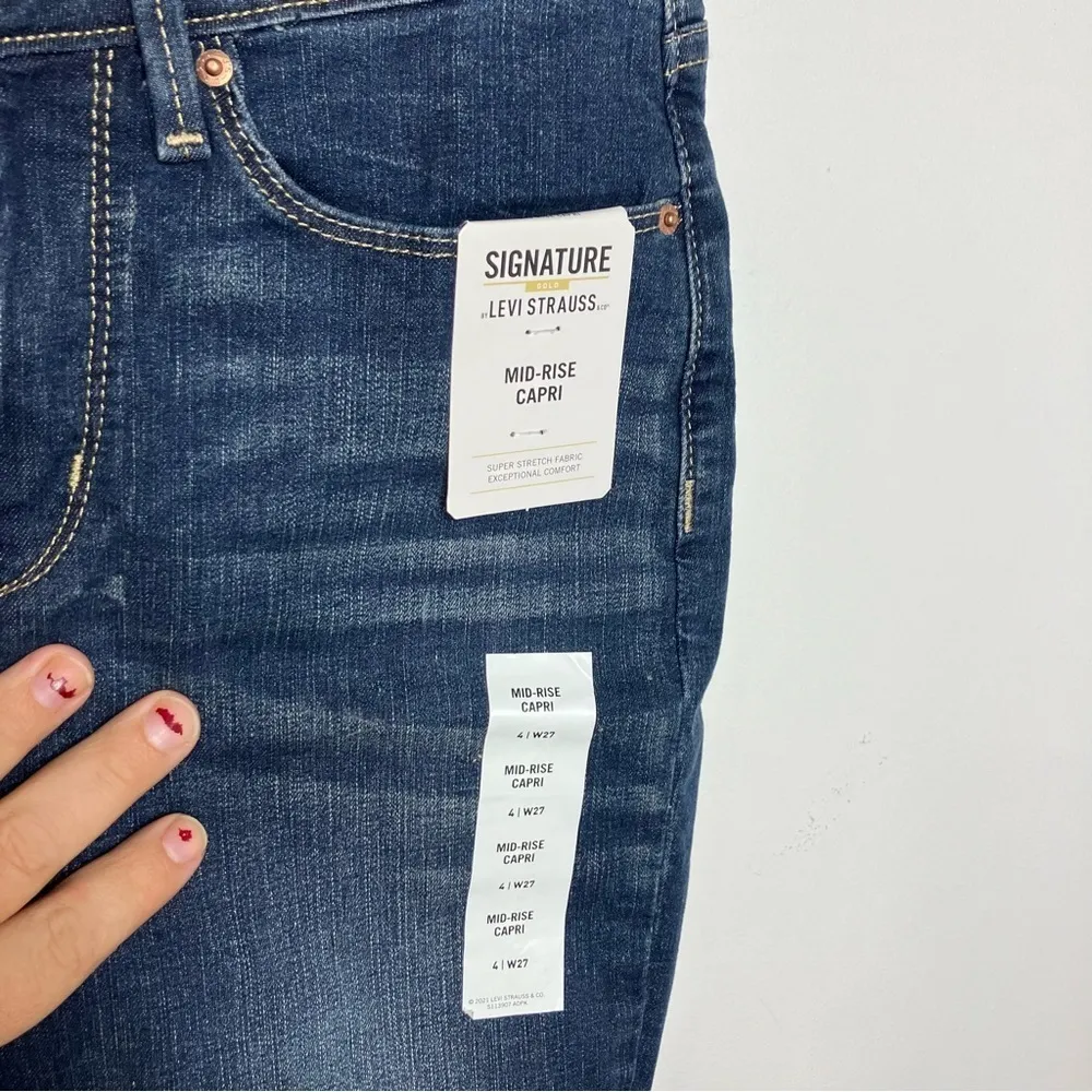 Levi Strauss mid rise Capri‎ jeans new with tags size 4 - Image 2