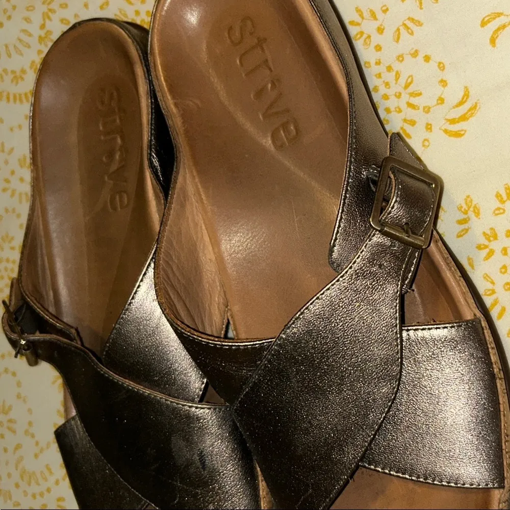STRIVE Silver Tan Sandals with Modern Minimalist Design Size 11.5 - Image 7
