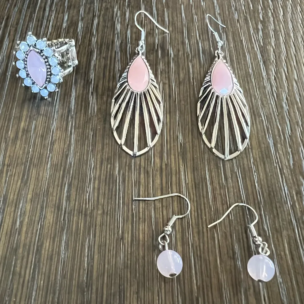 NEW Custom Jewelry Statement ring and 2 pairs of Earrings, pink - Image 2