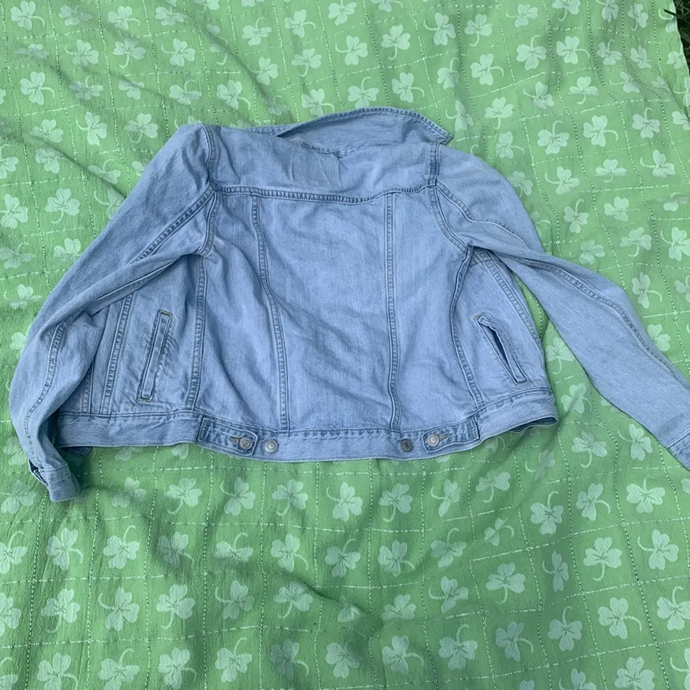 Levi’s Light-Wash Embroidered Button Jean Jacket Size S - Image 7