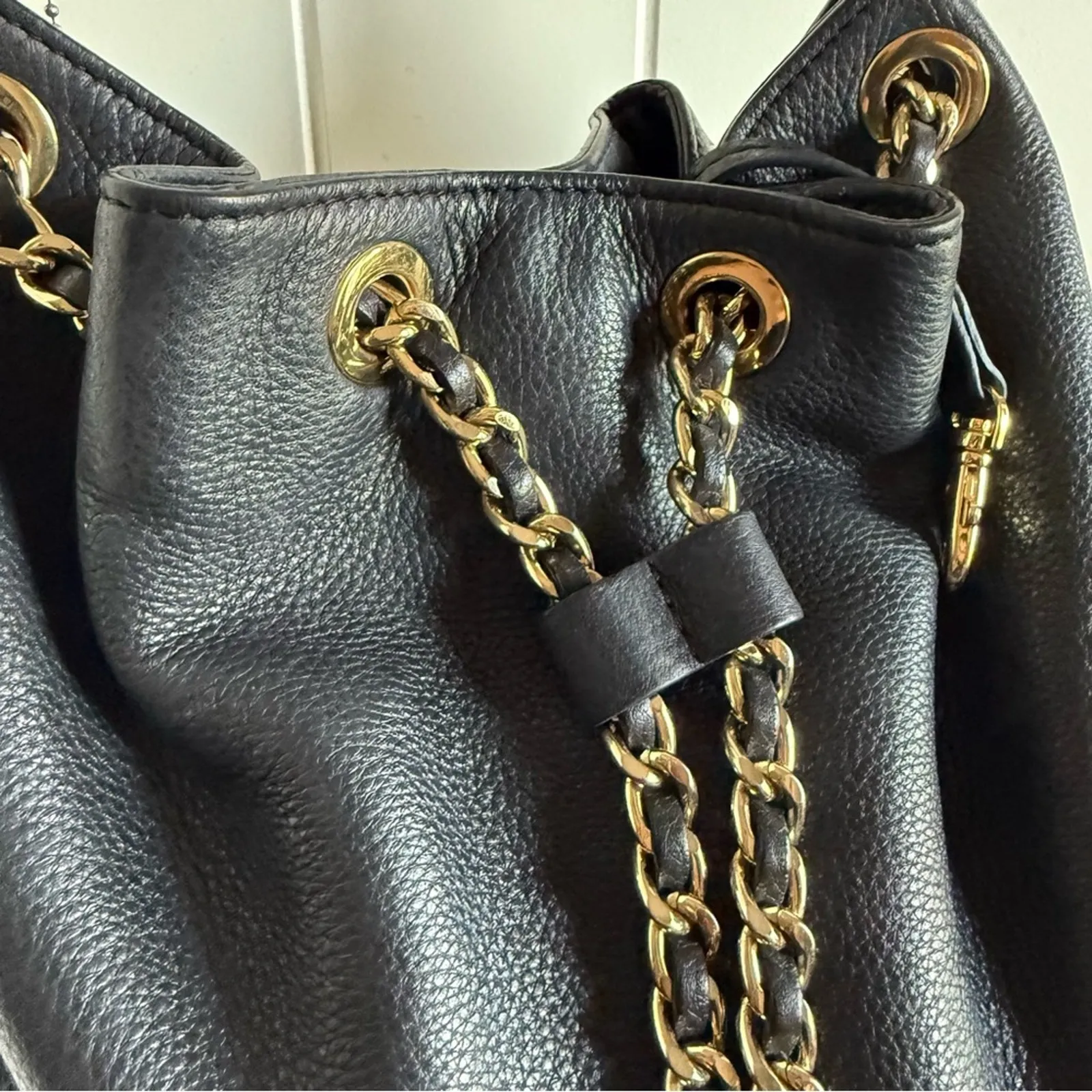 MICHAEL Michael Kors Black and Gold Shoulder Bag with Chain Detail Bucket - Image 11
