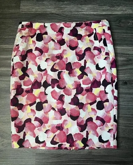 Willow & Thread Essentials Pencil Skirt Pink & White Flower Petal Print Size 6 Pink - Image 1