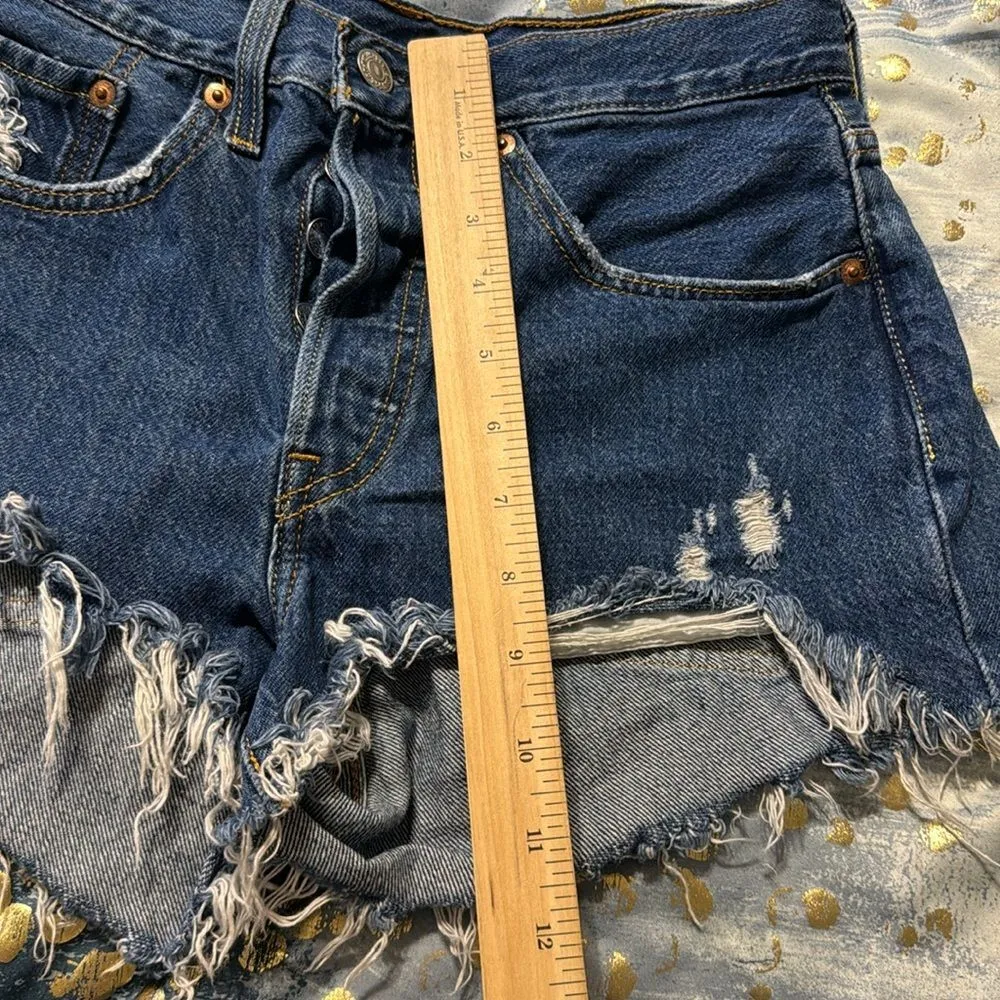 Levi’s ladies cutoff denim ribcage shorts button fly size 26 - Image 7
