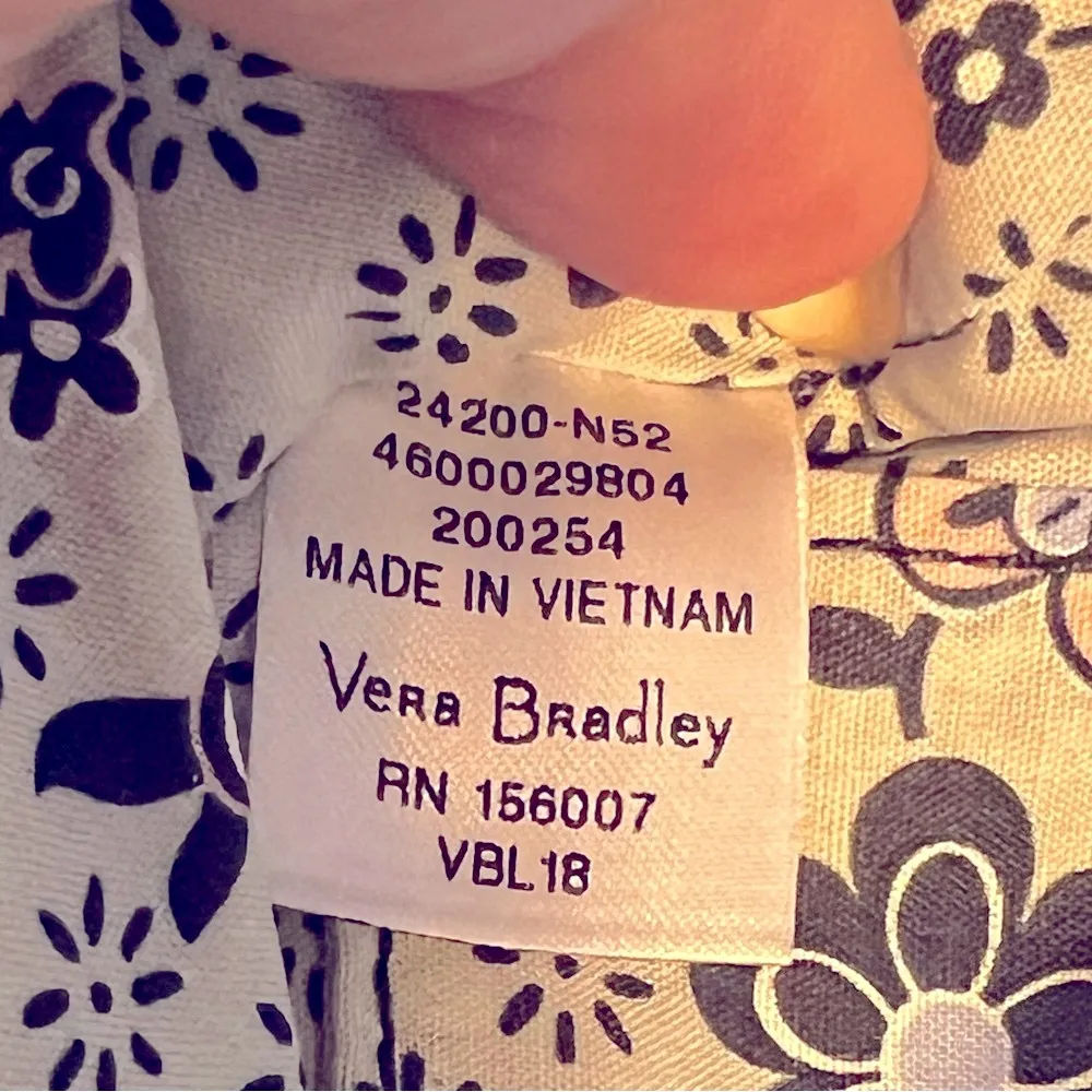 Vera Bradley quilted zippered wallet, floral print 8.5”x5.5” - Image 7