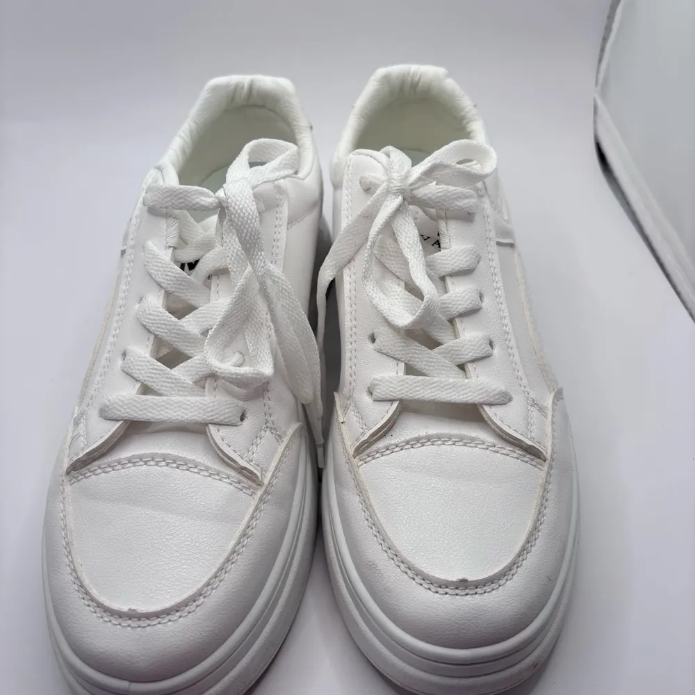 Women's White Athletic Shoes ME Yamaite fashion Size 8 - Image 3