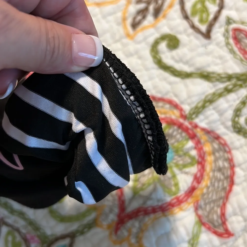 BTS LOVE YOURSELF medium (8) hoodie striped add on sleeves and around neck Black - Image 8