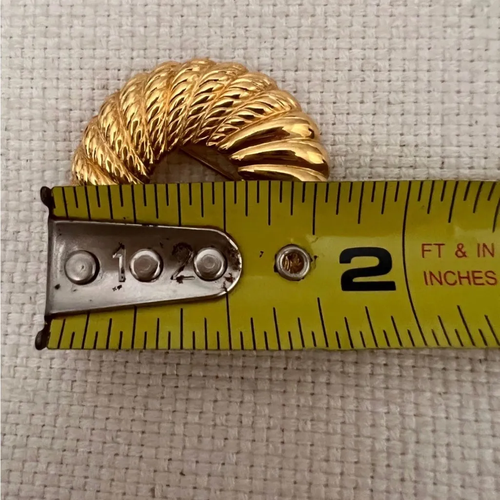 Vintage Brooch stamped Monet , brushed goldtone with smooth detail - Image 5