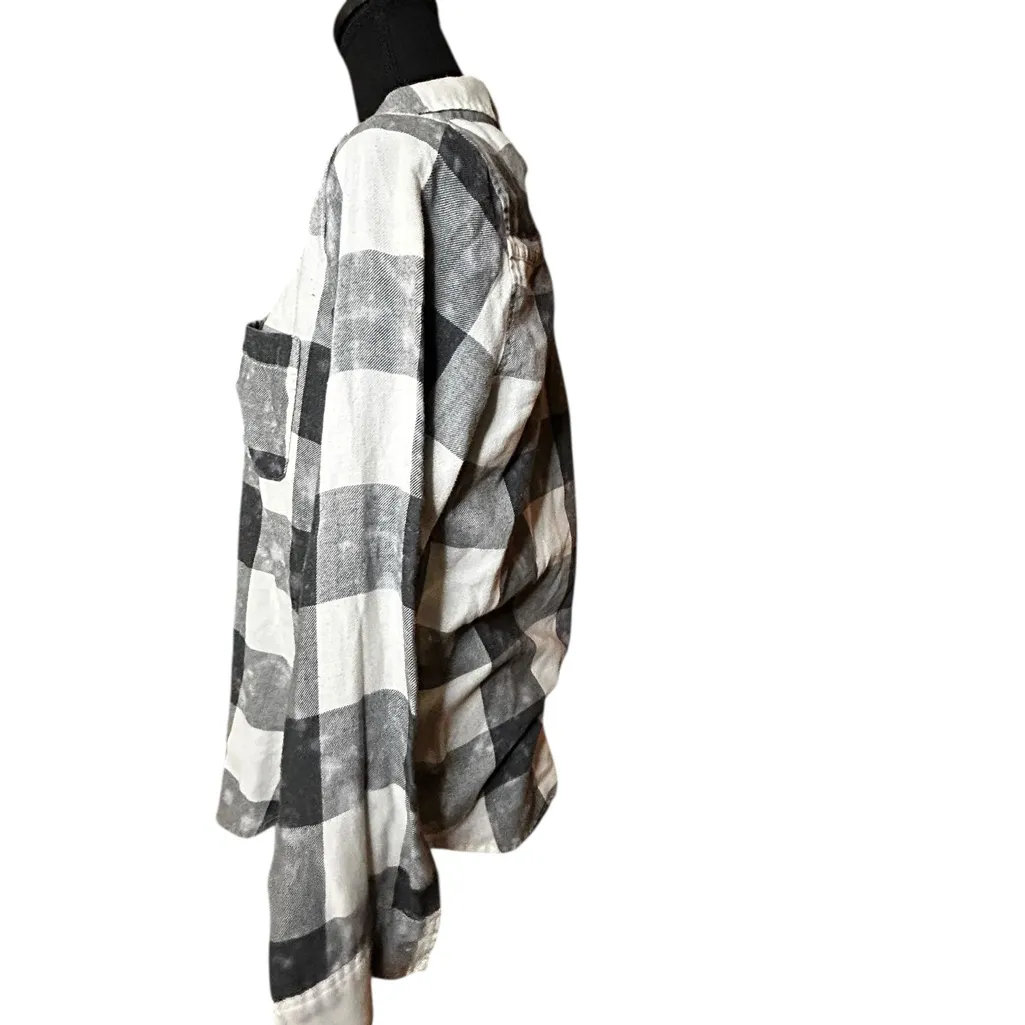 Black and White Checkered Flannel Shirt - Image 4