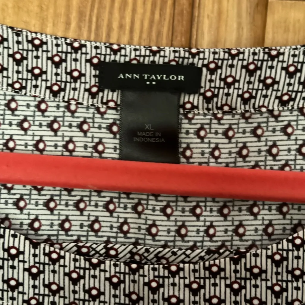 Ann Taylor Half Sleeve Blouse Top Women’s XL Plum Dot Pattern Office Shirt - Image 2