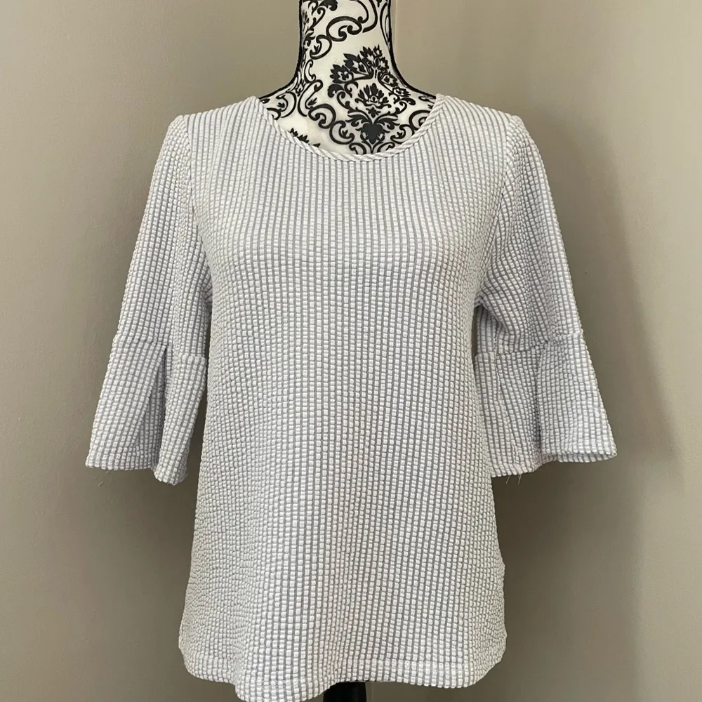 Green Envelope Bell Sleeve Gray and White Seersucker Top Size Small. - Image 4