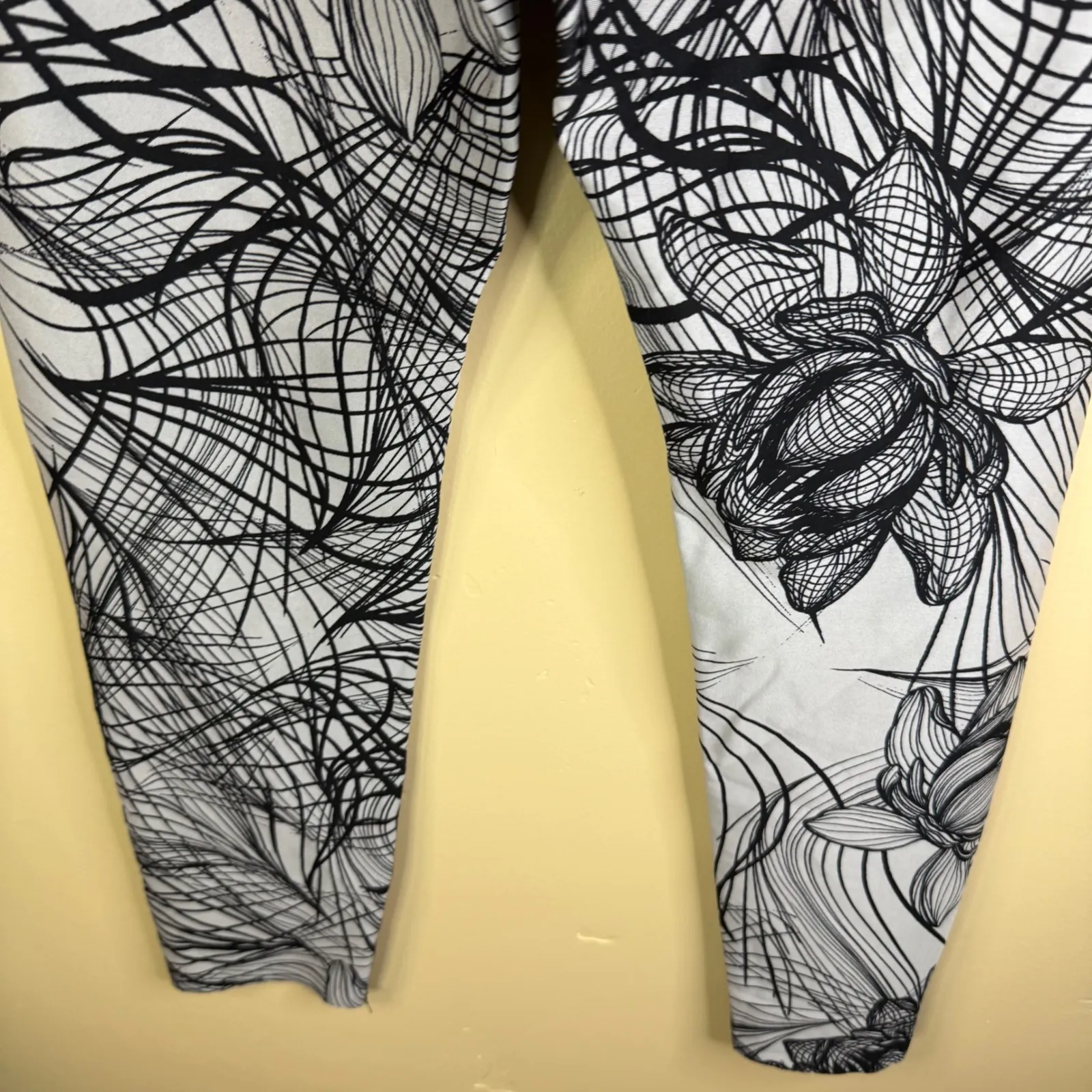 Beyond Yoga Flip it And Reverse It Digital Lotus Print High Waisted Size Small - Image 6