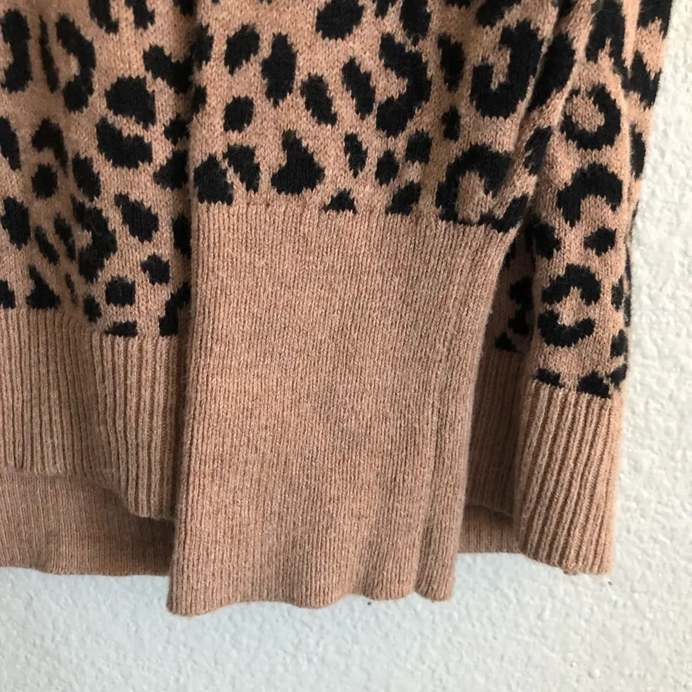 Leopard Print Crewneck Pullover Sweater. Size Small - Image 6