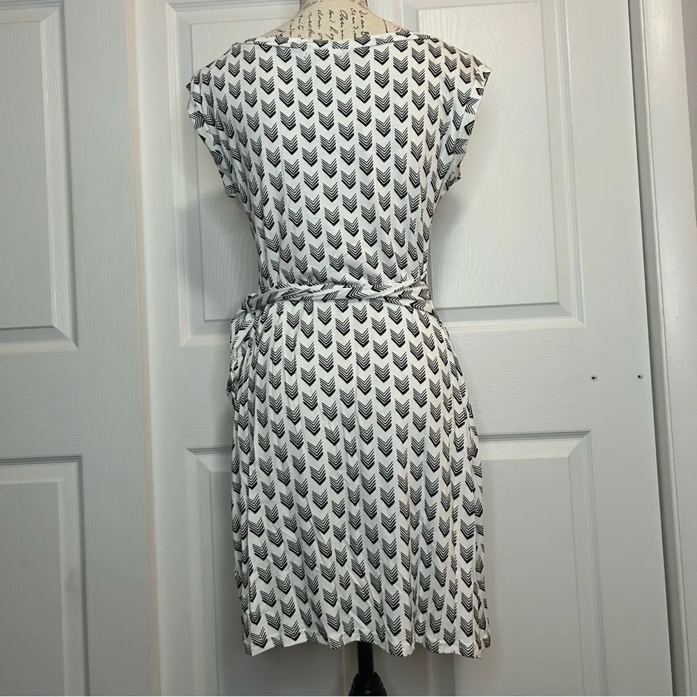 Elegant Black and White Patterned Dress Size undefined - Image 2
