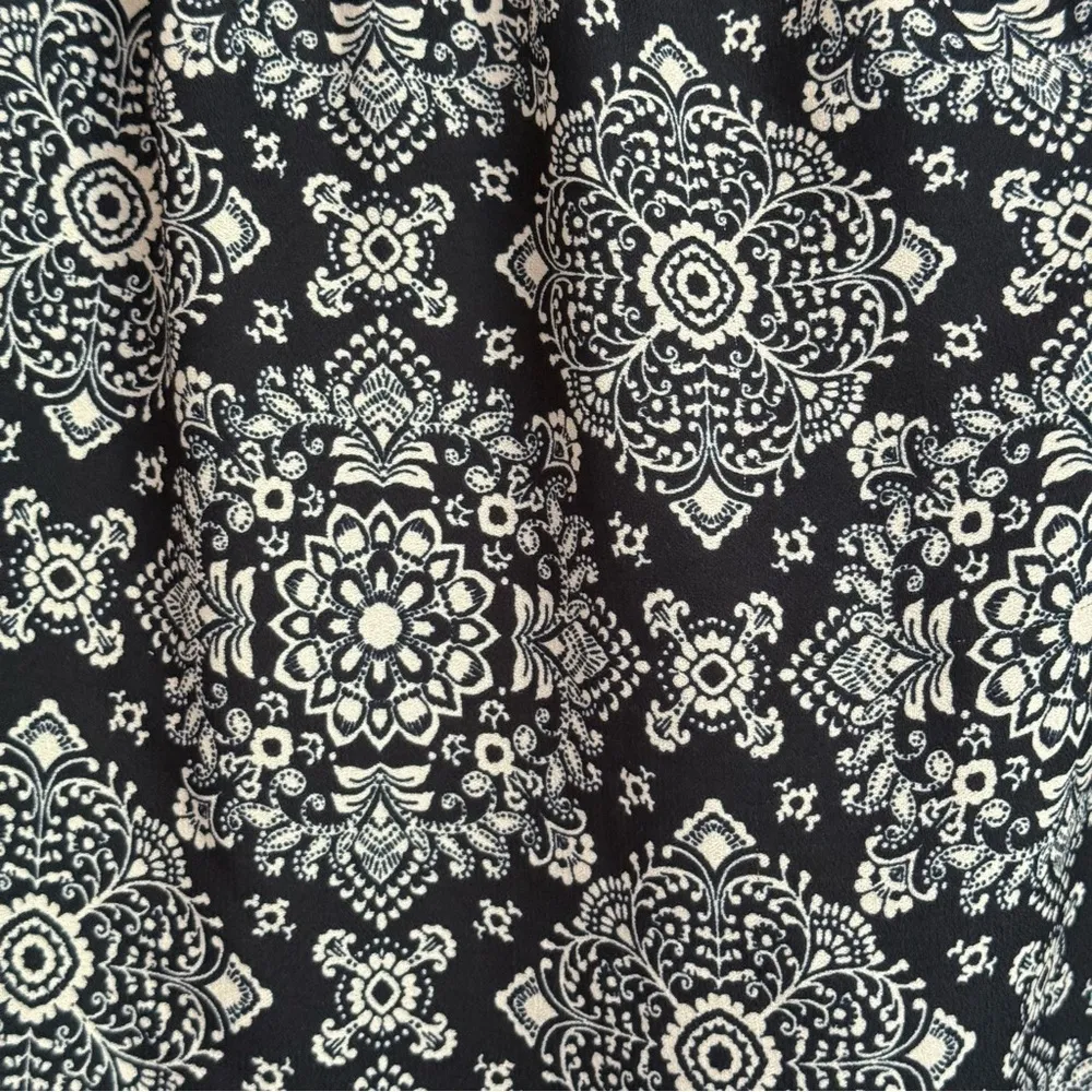 Iz Byer Navy and Cream Patterned Cold‎ shoulder summer Blouse size L polyester - Image 6