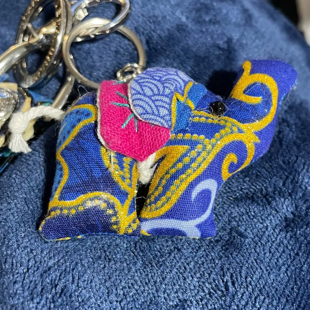 Vera Bradley Open Loop And Snap Floral Keychain With Bonus Elephant Exc Cond - Image 4