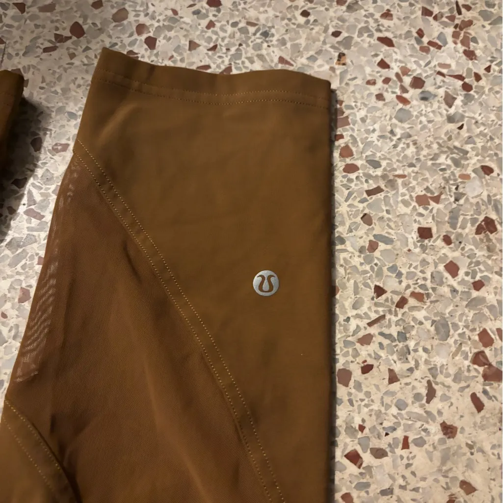 Lululemon Logo Waistband High-Rise Training Crop 21"
Rich Caramel size 6 - Image 9