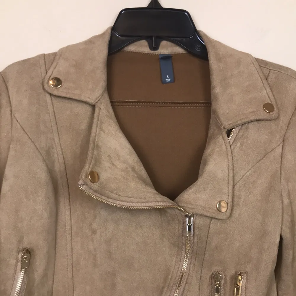 ALYA Women’s Soft Faux Suede Tan Camel Cropped Asymmetrical Zipper Moto Jacket - Image 2