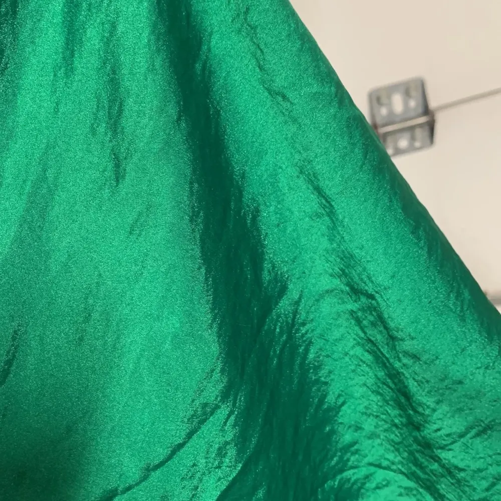 SUPERDOWN ASSYMETRICAL SATIN STRAPLESS BLOUSE EMERALD GREEN SMALL - Image 3