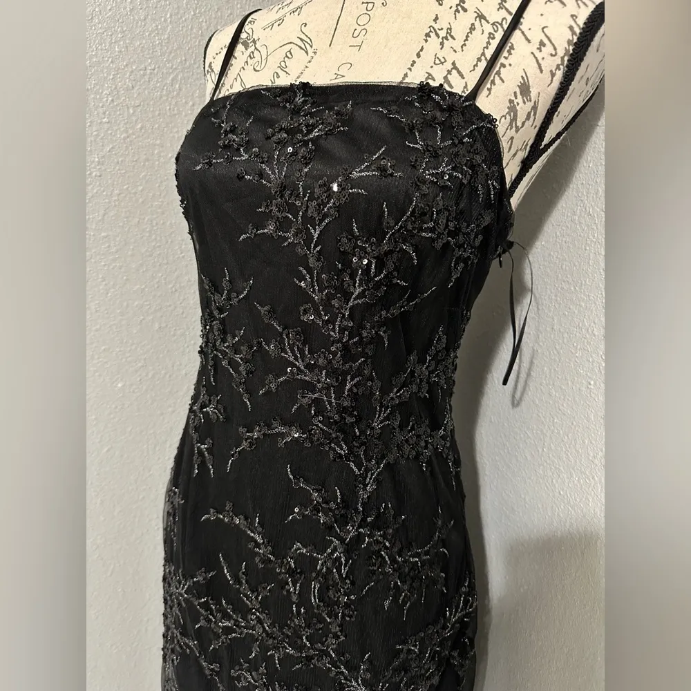 New with tags SEQUINS EMBROIDERED COCKTAIL DRESS
Elegant by endless rose - Image 6