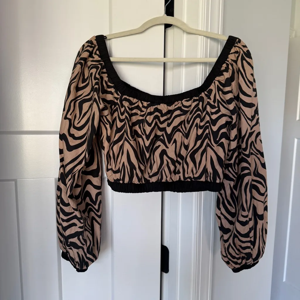 Lost + Wander Zebra Print Off-Shoulder Top Long Sleeve Crop Shirt - Image 5