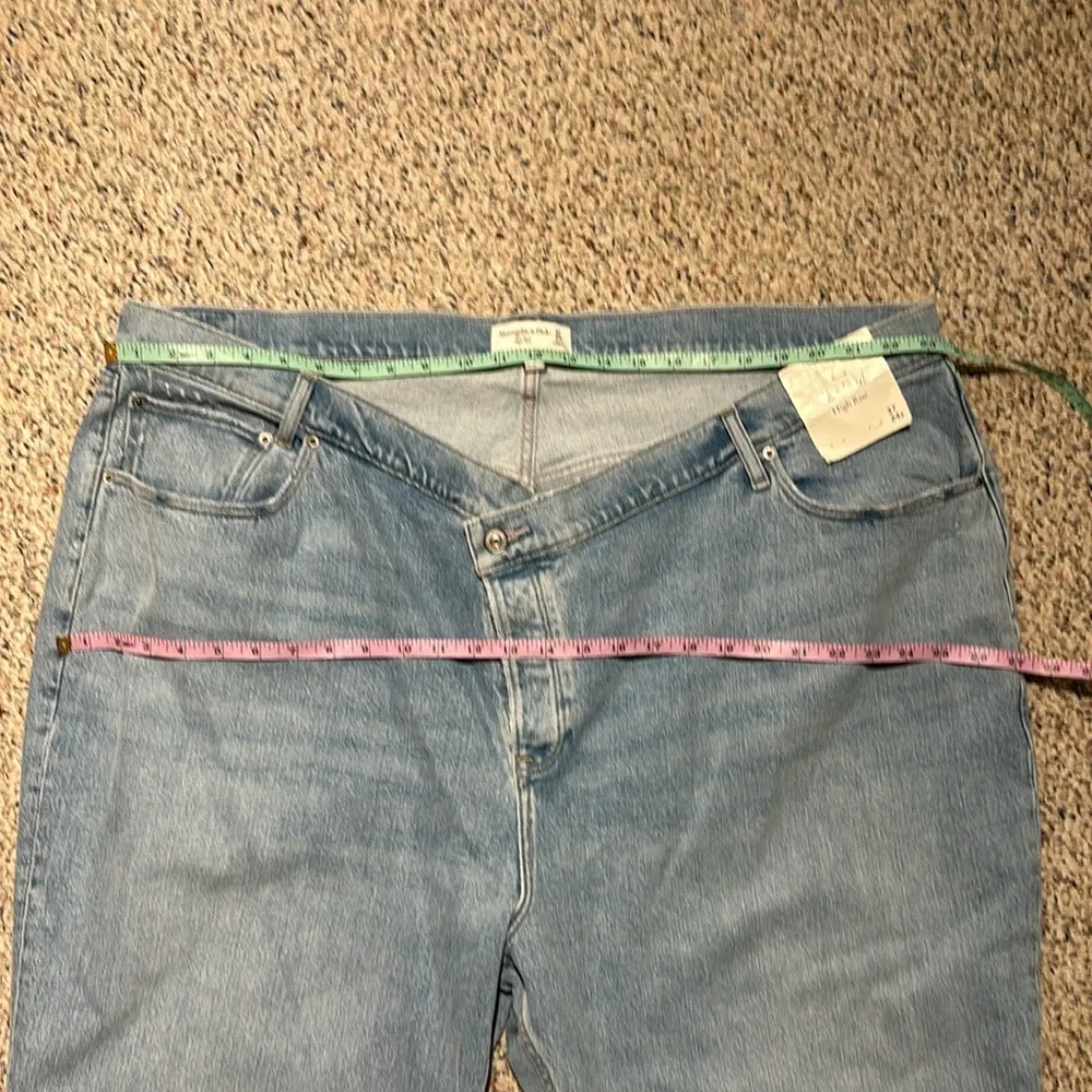 NWT Abercrombie & Fitch The Dad High Rise Criss-Cross Crossover Waist Jeans S 37 - Image 10